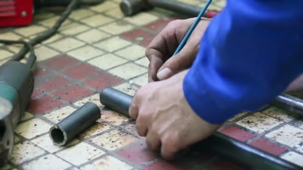 Hands make mark on metal pipe — Stock Video