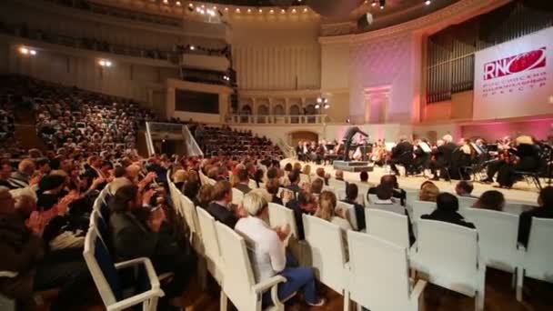 Les spectateurs regardent les musiciens et applaudissent — Video