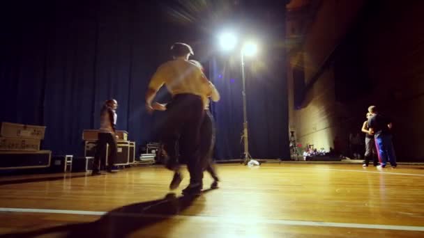 Baile de pareja en el ensayo sobre el campeonato mundial — Vídeo de stock