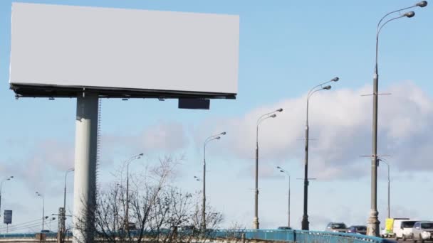 Cartelera en blanco y ruta con coches — Vídeos de Stock