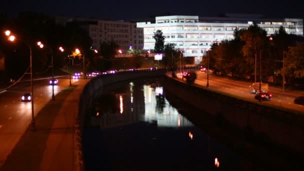 Водный канал и автомобили ночью — стоковое видео
