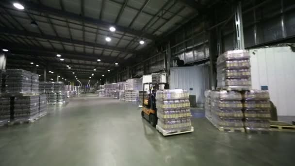 Botellas de cerveza en el almacén y la máquina cargadora . — Vídeos de Stock