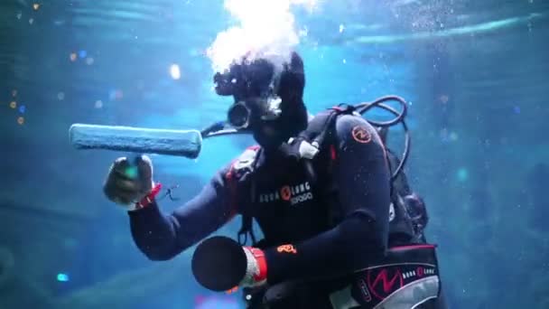 Potápěč pod vodou čistí akvárium — Stock video