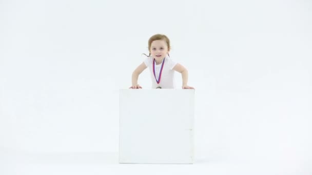 Маленькая девочка с медалью на груди — стоковое видео