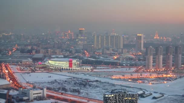 Abendliches Stadtbild mit modernen Stadtgebäuden — Stockvideo