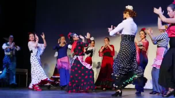 Meninas dançando dança cigana — Vídeo de Stock