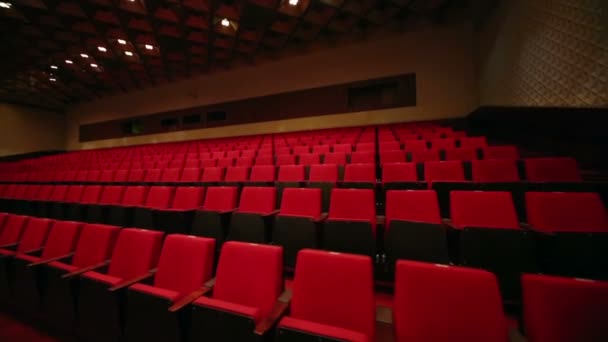 Filas de cómodas sillas rojas — Vídeo de stock