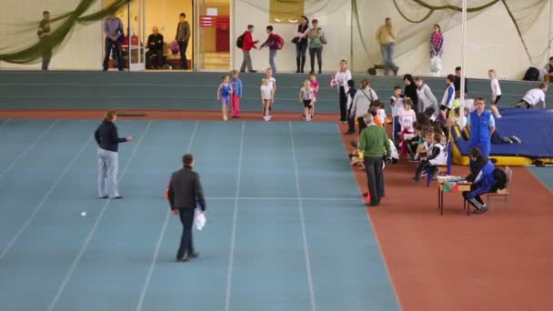 Девушки бегают на соревнованиях — стоковое видео