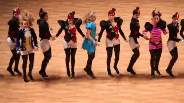 Las niñas bailan en el campeonato mundial — Vídeo de stock