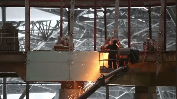 Arbeiter schneidet Metall auf dem Bau — Stockvideo