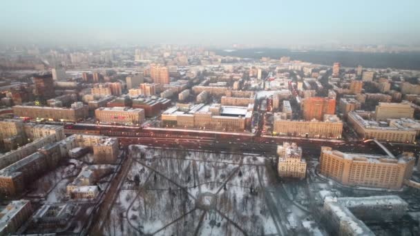 Grand paysage urbain hivernal de la ville — Video