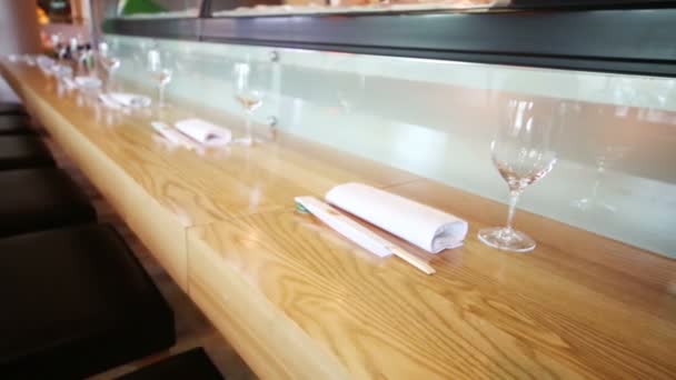 Много пустых стаканов на столе — стоковое видео