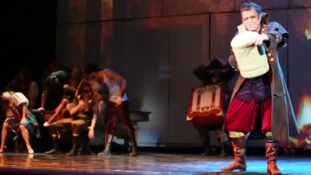 Piratas borrachos en el escenario durante el musical — Vídeo de stock