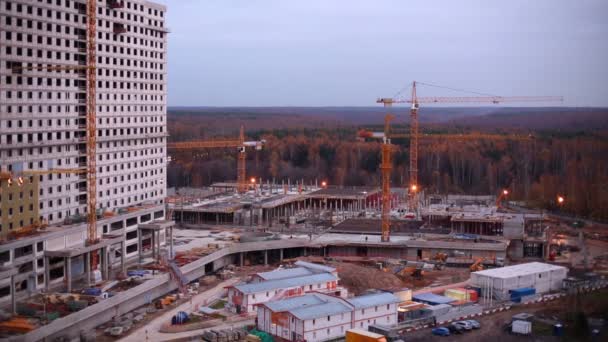 Строительная площадка со зданиями — стоковое видео