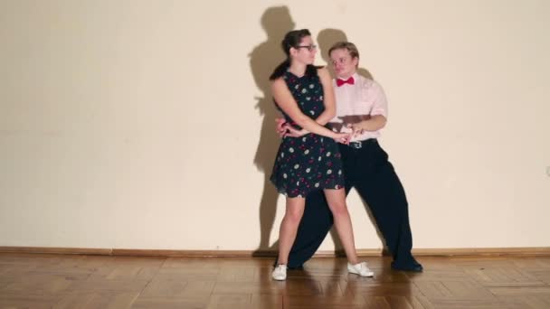 Donna e uomo ballano boogie-woogie — Video Stock