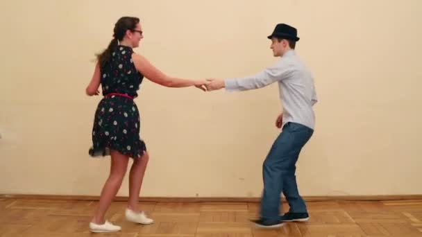 Mulher e homem dança boogie-woogie — Vídeo de Stock