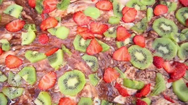 Delicious cake with slices of kiwi and strawberry — Stock Video