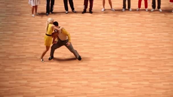 Счастливые конкуренты танцуют буги-вуги — стоковое видео
