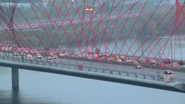 Rusland, Moskou - apr 21, 2012: bekijken touwbrug over de rivier en auto verkeer op de snelweg — Stockvideo