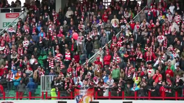 Los aficionados en el partido de fútbol en el estadio Lokomotiv . — Vídeos de Stock