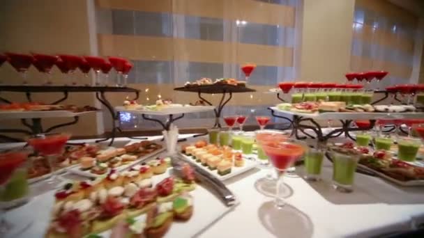 Jídelní stolek s koktejly a sladkých svačinky — Stock video