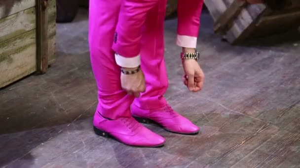 Hombre en ropa y zapatos de color rosa — Vídeos de Stock