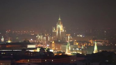 Kremlin manzaralı Moskova'nın gece panoraması