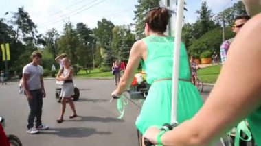 Bisiklet geçit töreninde tandem iki kız