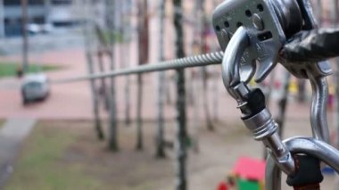 Kalın ip üzerinde iniş için metal fiksatörler
