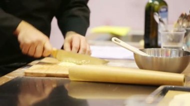 Erkek elleri sarımsak kesti