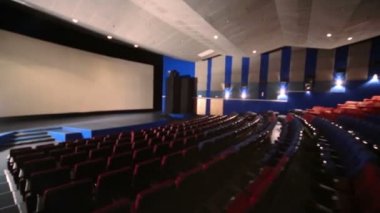 sinema tiyatrosunda ekranlı koltuklar