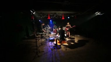Müzik grubu çalar ve şarkı lar