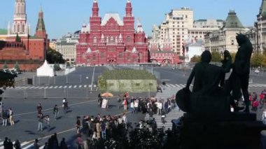 Kızıl Meydan, Minin ve Pozharsky Anıtı.