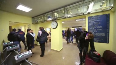 İnsanlar basketbol maçından sonra salonda