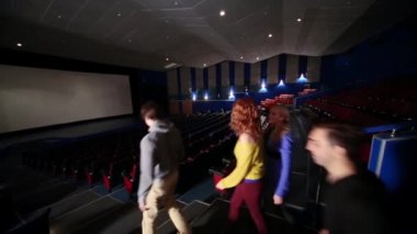 insanlar salon sinema tiyatrosuna girdi