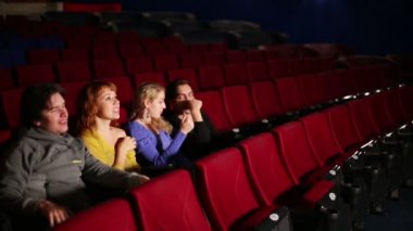 Sinemada film izleyen dört kişi