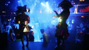 Maskeli balo elbiseleri dansında giyinmiş kızlar