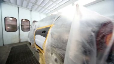 Boyama kabininde arabaya genel bakış