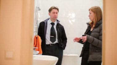 Banyo gösteren emlakçı