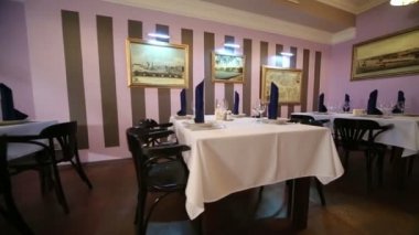 Neva sinemasının restoranında masa ve sandalyeler