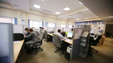 İnsanlar masaüstü bilgisayarlarda çalışır