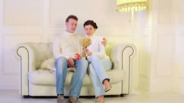 çift kanepede oturuyor.