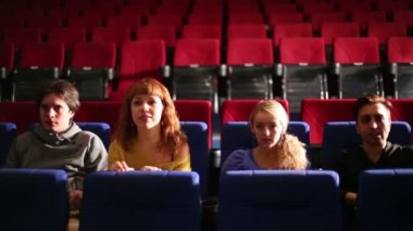 Karanlık salon sinemasında dört kişi