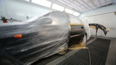 Açılan bir bezle kaplı araba genel bakış