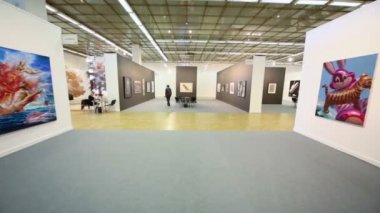 Duvarlarda güzel resimler ile Sanat galerisi