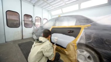 Adam boya arabanın kapısını