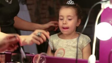 Anne küçük kızı makyaj yapar