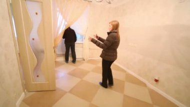 Oda gösteren emlakçı