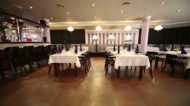 Neva sinemasının restoranında bar ve masalar