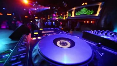 Gece kulübünde DJ Cd çalar